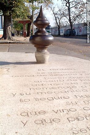Trompo en el Bulevar Aparicio Saravia. - Departamento de Montevideo - URUGUAY. Foto No. 43111