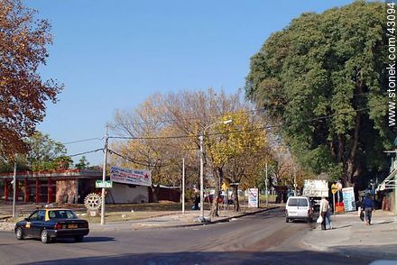 Bvar. Aparicio Saravia y Camino Cnel. Raíz - Departamento de Montevideo - URUGUAY. Foto No. 43094