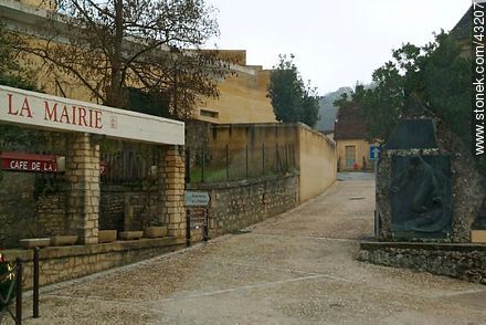 Eyzies de Tayac Sireuil. Route D47. - Region of Aquitaine - FRANCE. Photo #43207