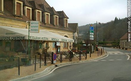 Eyzies de Tayac Sireuil. Ruta D47. Restaurant pizzeria Mentalo - Region of Aquitaine - FRANCE. Photo #43206