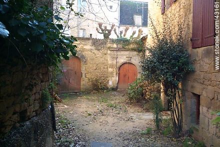 Sarlat-la-Canéda. Inner courtyard. - Region of Aquitaine - FRANCE. Photo #43161