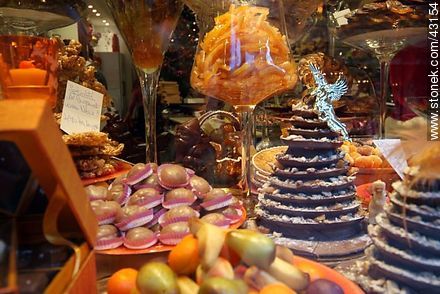 Sarlat-la-Caneda. Sweets. - Region of Aquitaine - FRANCE. Photo #43154