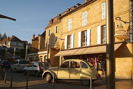 Sarlat-la-Caneda. Citroën 2CV. - Region of Aquitaine - FRANCE. Photo #43151