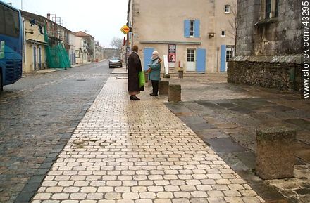 Brouage. Conversación de vecinas. - Región de Poitou-Charentes - FRANCIA. Foto No. 43295