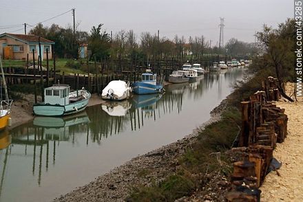 Canal de acceso al Océano Atlántico. - Región de Poitou-Charentes - FRANCIA. Foto No. 43285