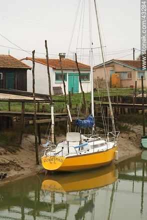 Canal de acceso al Océano Atlántico. Velero. - Región de Poitou-Charentes - FRANCIA. Foto No. 43284