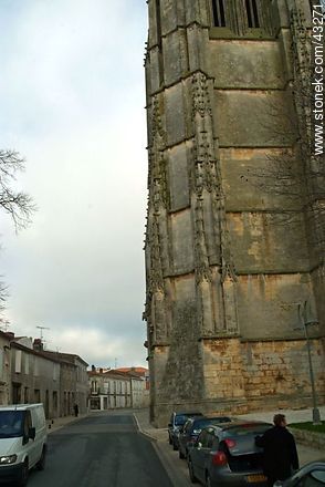 Side of the church of Saint Pierre - Region of Poitou-Charentes - FRANCE. Photo #43271