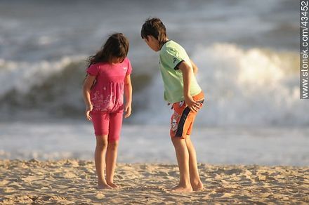 Niños jugando en la orilla - Departamento de Maldonado - URUGUAY. Foto No. 43452
