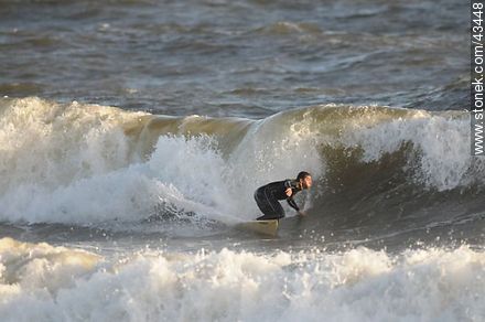 Surfer surcando las olas. - Departamento de Maldonado - URUGUAY. Foto No. 43448