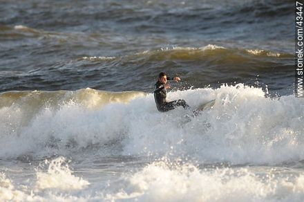 Surfer surcando las olas. - Departamento de Maldonado - URUGUAY. Foto No. 43447