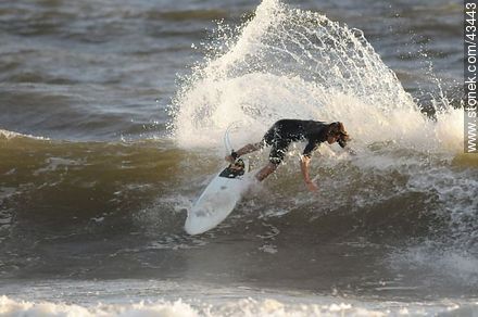 Surfer surcando las olas. - Departamento de Maldonado - URUGUAY. Foto No. 43443