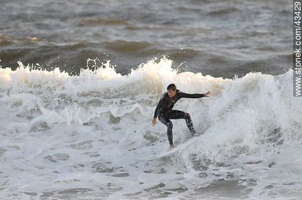 Surfer surcando las olas. - Departamento de Maldonado - URUGUAY. Foto No. 43429