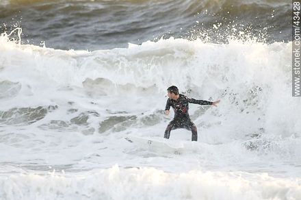 Surfer surcando las olas. - Departamento de Maldonado - URUGUAY. Foto No. 43428
