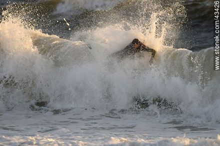 Surfer surcando las olas. - Departamento de Maldonado - URUGUAY. Foto No. 43426