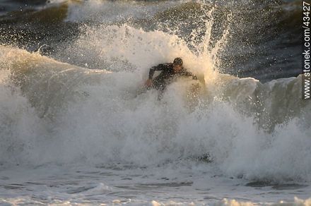 Surfer surcando las olas. - Departamento de Maldonado - URUGUAY. Foto No. 43427