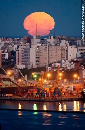 Luna llena sobre Montevideo - Departamento de Montevideo - URUGUAY. Foto No. 44005