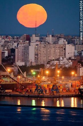 Luna llena sobre Montevideo - Departamento de Montevideo - URUGUAY. Foto No. 44004