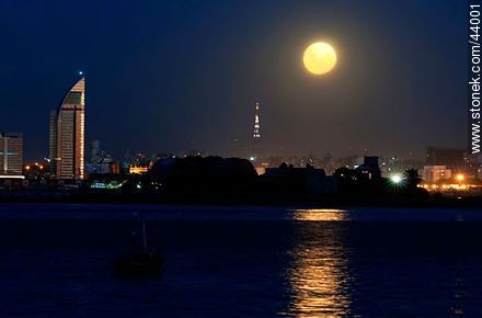 Luna llena sobre la bahía de Montevideo al anochecer - Departamento de Montevideo - URUGUAY. Foto No. 44001