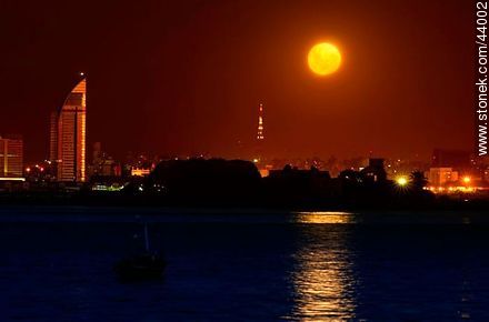 Luna llena sobre la bahía de Montevideo al anochecer - Departamento de Montevideo - URUGUAY. Foto No. 44002