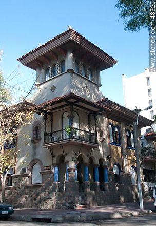 Old residence at the corner of Berro and Solano Antuña street. - Department of Montevideo - URUGUAY. Photo #43920