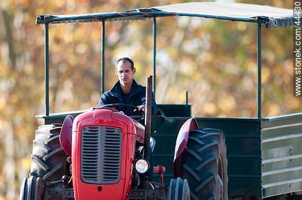 Hombre en tractor con zorra - Departamento de Florida - URUGUAY. Foto No. 44430