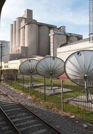 Antenas parabólicas y silos - Departamento de Montevideo - URUGUAY. Foto No. 44893