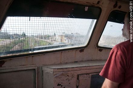 Maquinista observando el trayecto - Departamento de Montevideo - URUGUAY. Foto No. 45181