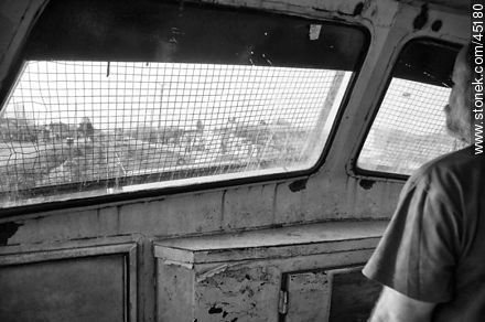 Maquinista observando el trayecto -  - IMÁGENES VARIAS. Foto No. 45180