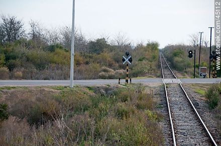 Cuidado, trenes. Cruce con ruta 11. - Departamento de Montevideo - URUGUAY. Foto No. 45112
