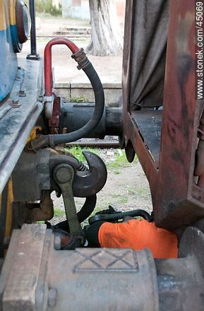 Enganche de locomotora con vagones - Departamento de Montevideo - URUGUAY. Foto No. 45069