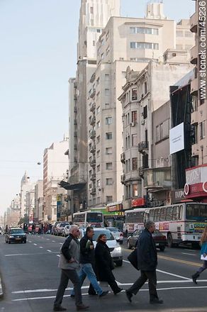 Peatones cruzando la Av. 18 de Julio. - Departamento de Montevideo - URUGUAY. Foto No. 45236