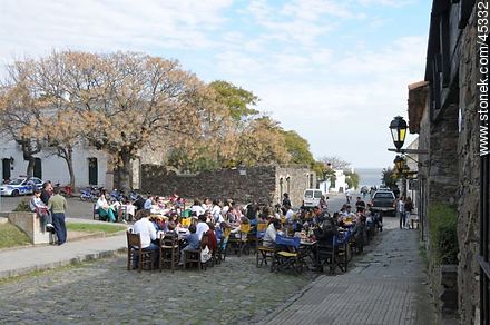 Almuerzo en el Barrio Histórico - Departamento de Colonia - URUGUAY. Foto No. 45332
