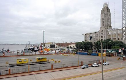 Puerto de Montevideo. Sede del Comando General de la Armada - Departamento de Montevideo - URUGUAY. Foto No. 45382