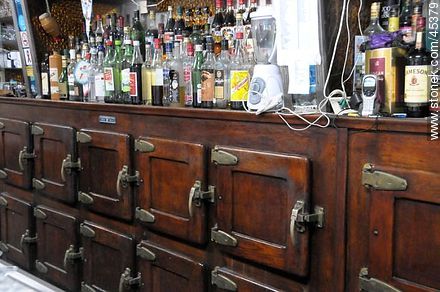 Antigua heladera de bar - Departamento de Montevideo - URUGUAY. Foto No. 45379