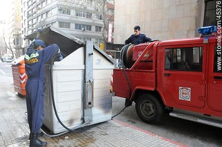 Bomberos extinguiendo un fuego dentro de un contenedor de basura - Departamento de Montevideo - URUGUAY. Foto No. 45376