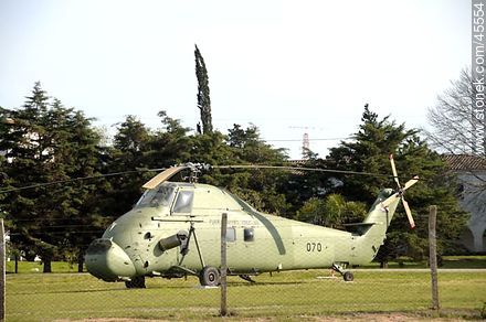 Antiguo helicóptero en exhibición - Departamento de Canelones - URUGUAY. Foto No. 45554