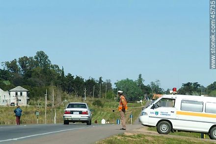 Policía Caminera en la ruta 101 - Departamento de Canelones - URUGUAY. Foto No. 45735