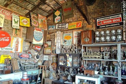 Interior de un comercio de antigüedades de San Jacinto - Departamento de Canelones - URUGUAY. Foto No. 45667