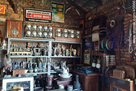 Interior de un comercio de antigüedades de San Jacinto - Departamento de Canelones - URUGUAY. Foto No. 45666