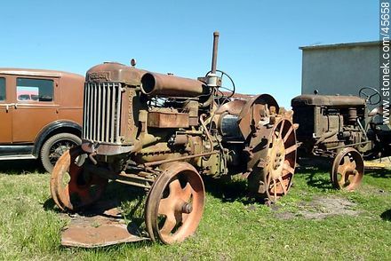 Rural antiques business. Antique tractors. - Department of Canelones - URUGUAY. Photo #45658