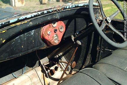 Old car controls - Department of Canelones - URUGUAY. Photo #45657