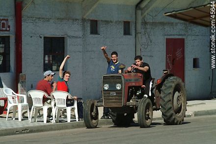 Paseo en tractor por la ciudad - Departamento de Canelones - URUGUAY. Foto No. 45644