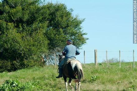 Campesino a caballo - Departamento de Canelones - URUGUAY. Foto No. 45634