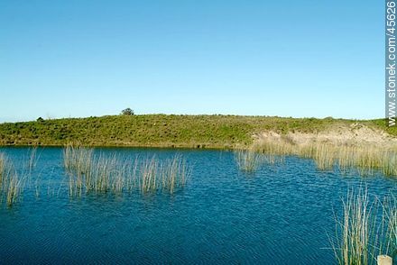 Laguna a la vera de la ruta 11 - Departamento de Canelones - URUGUAY. Foto No. 45626