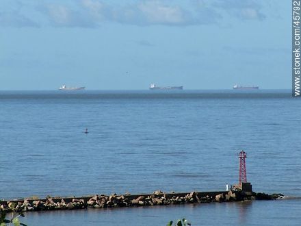 Puerto Buceo. Barcos de carga en el horizonte en espera a la entrada a puerto. - Departamento de Montevideo - URUGUAY. Foto No. 45792