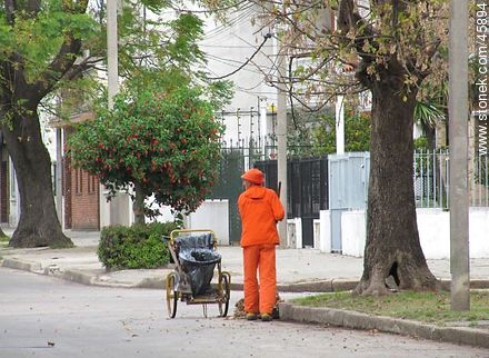 Municipal sweeper - Department of Montevideo - URUGUAY. Photo #45894