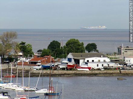 Barco de carga en el horizonte - Departamento de Montevideo - URUGUAY. Foto No. 45787