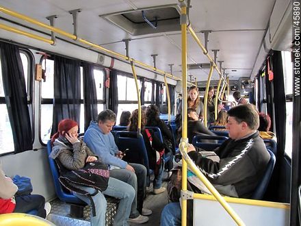 Pasajeros de un ómnibus - Departamento de Montevideo - URUGUAY. Foto No. 45890