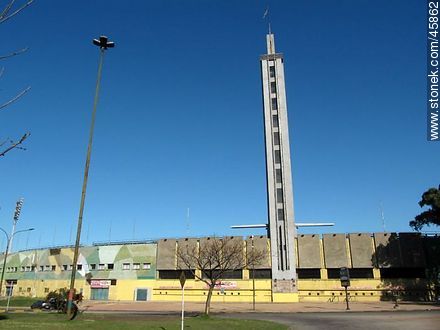Torre de los homenajes del Estadio Centenario y bandera uruguaya. - Departamento de Montevideo - URUGUAY. Foto No. 45862