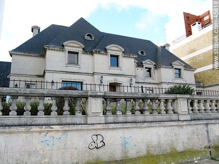 Old house at Rambla República del Perú that no longer exists - Department of Montevideo - URUGUAY. Photo #45818